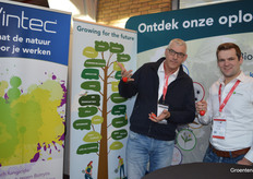 Edwin Hendriks and Ton Boers from Certis Belchim attracted attention with their 'strawberries.' Keychains, to be precise. In addition, the men were also there to explain the expansion of Vintec in strawberries.